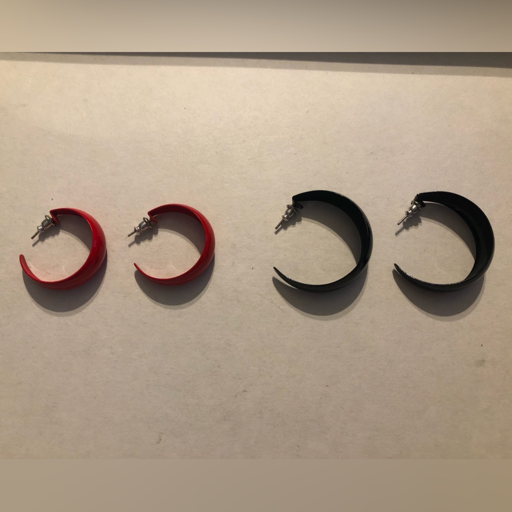 Two pairs of hoop earrings.